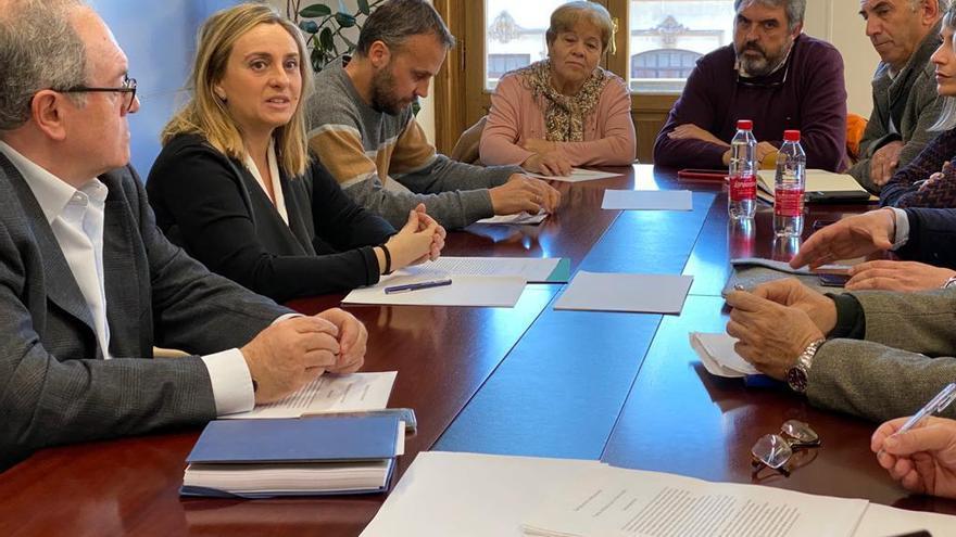 La consejera Marifrán Carazo, en su reunión con la plataforma.