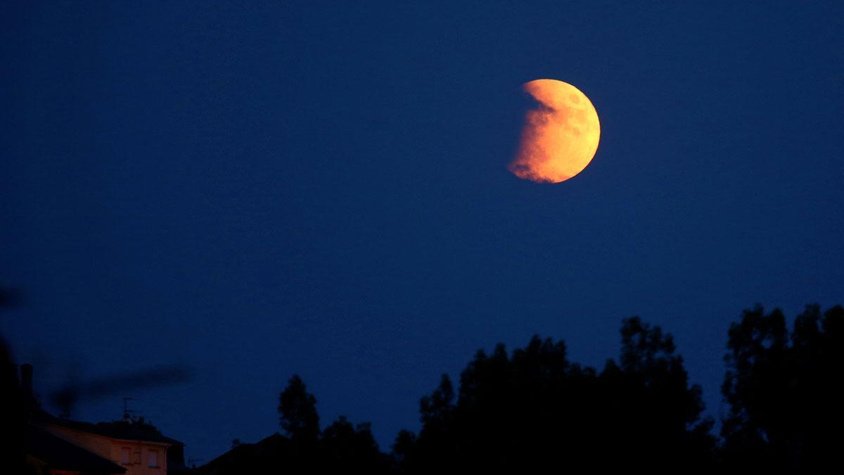El eclipse parcial de luna visto desde Puebla de Sanabria (Zamora)