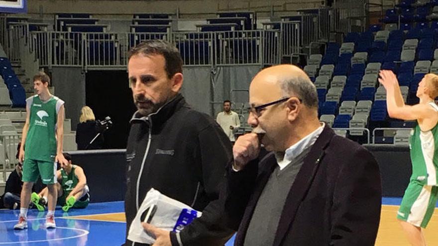 El presidente del club, Eduardo García, dialoga en el entrenamiento de ayer con Joan Plaza.