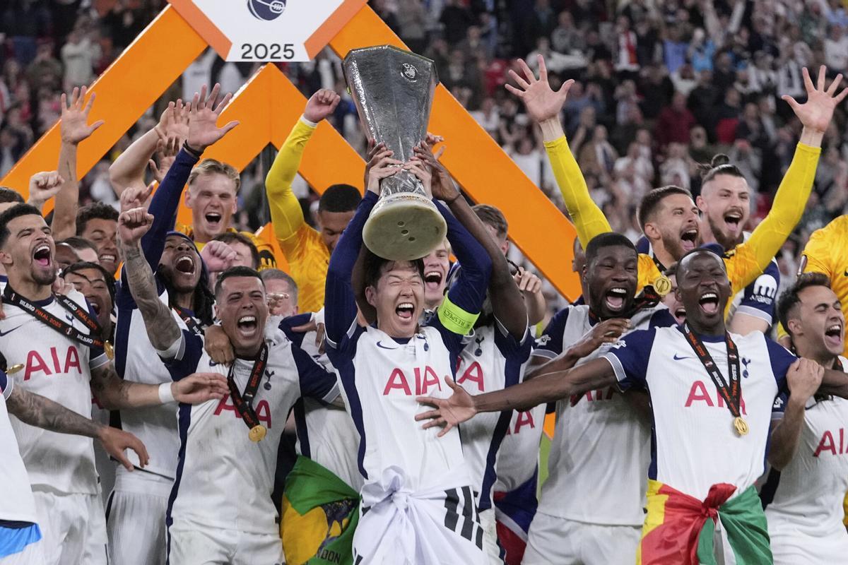 El Tottenham celebra la Europa League conquistada en San Mamés frente al Manchester United.