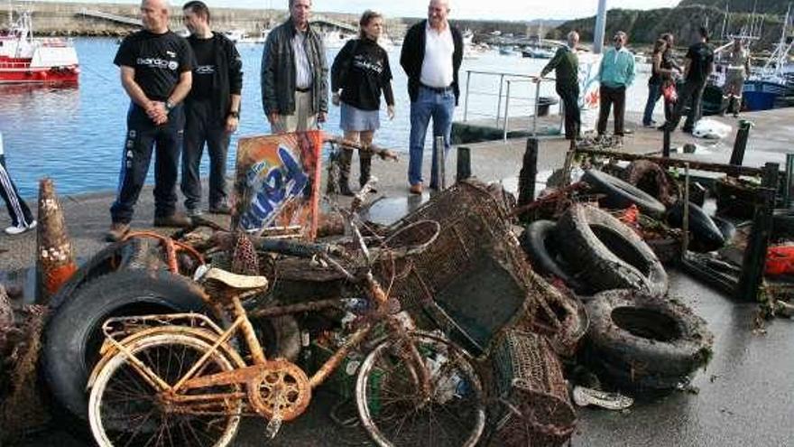 Residuos extraídos del puerto de Cudillero en una limpieza anterior.