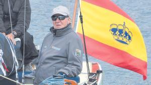 Juan Carlos I regresa al puerto de Sanxenxo (Pontevedra) de navegar con su equipo, el pasado 20 de abril.