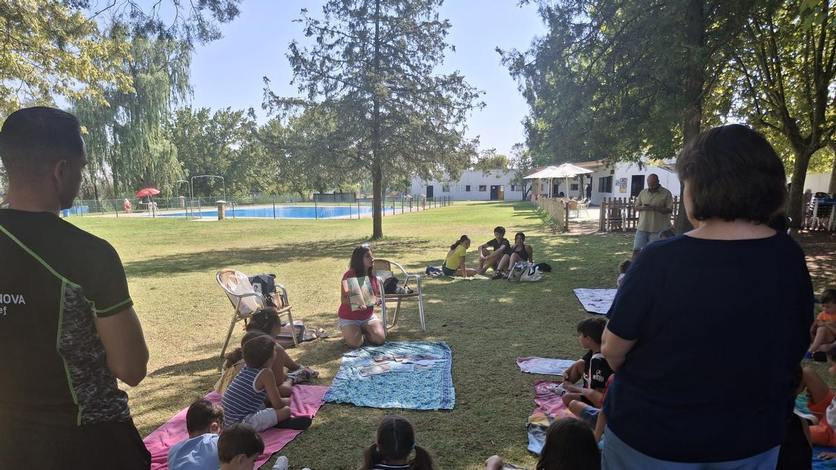 La autora junto a los niños durante la jornada