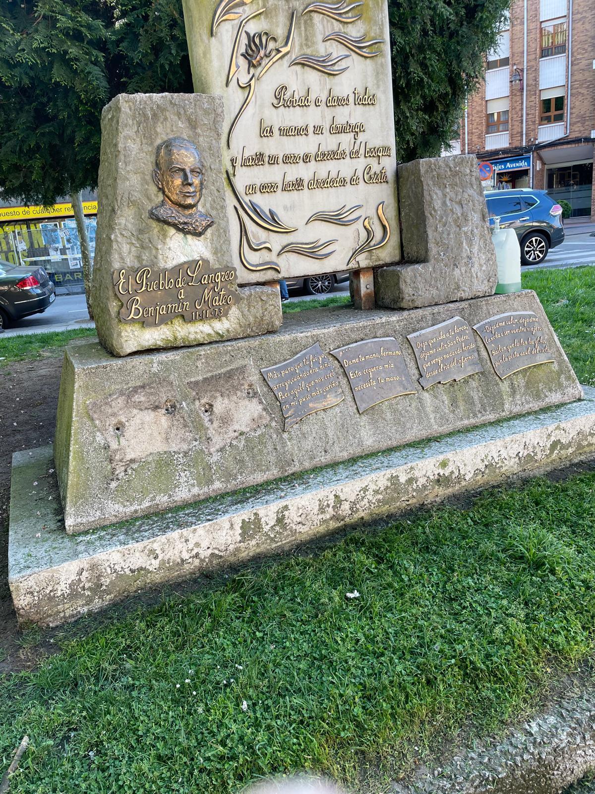 El monumento a Benjamín Mateo, sin dos de sus placas.