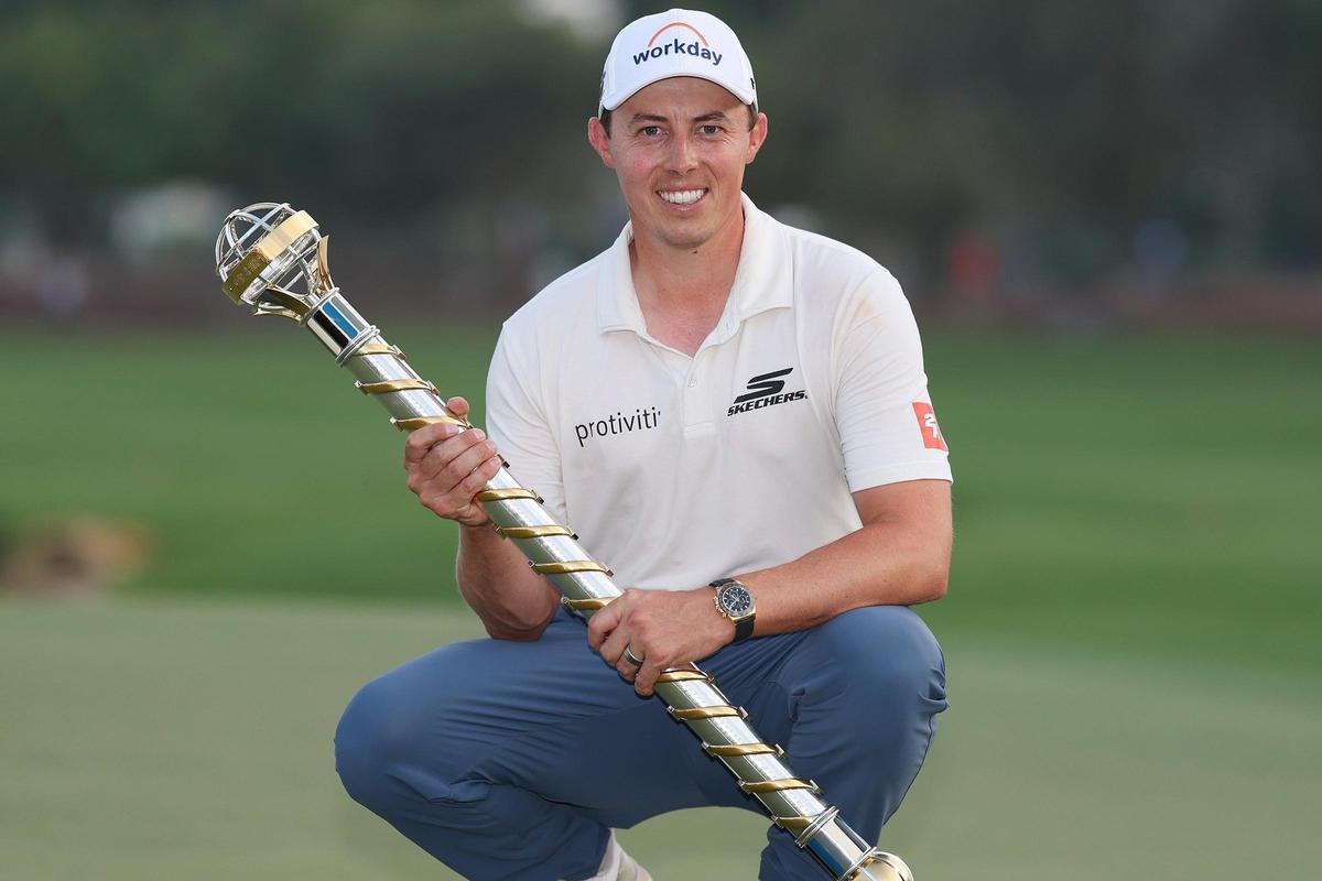 Fitzpatrick posa con el título de campéon en el DP World Tour Championship