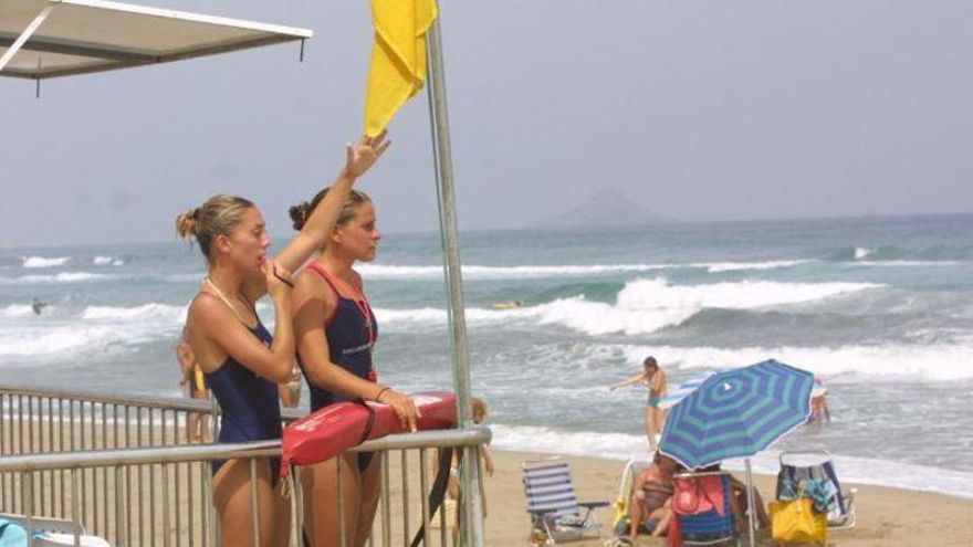 Una bandera roja y más de una veintena de amarillas este miércoles en las playas de la Región