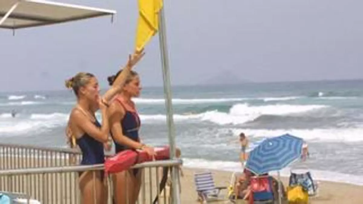 Solo cuatro playas de la Región tienen banderas amarillas tras el paso de la DANA