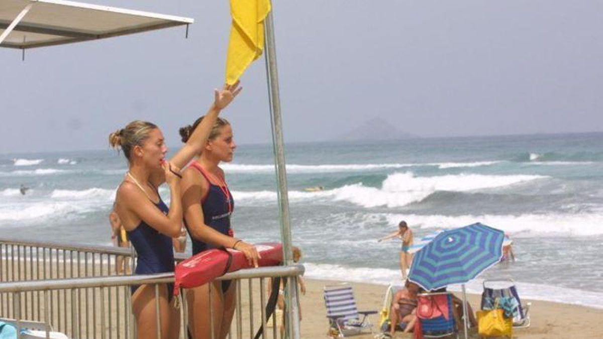 Playa con bandera amarilla en la Región.