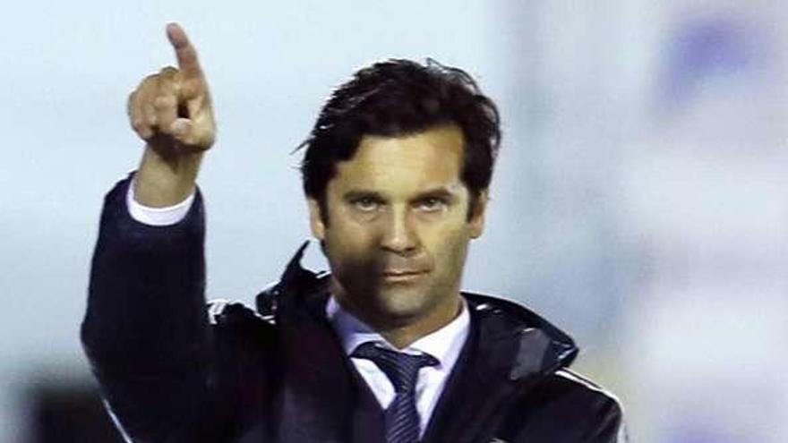 Santiago Solari, en su debut al frente del Madrid; a la derecha, Vinicius ante un jugador del Melilla.