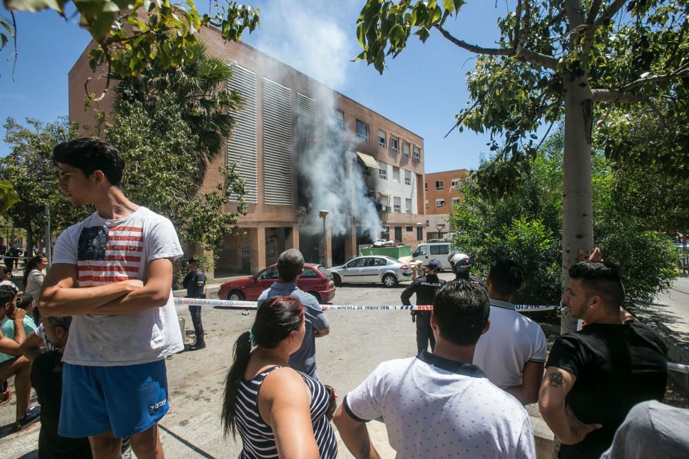 Rescatan a 8 personas en un inmueble del barrio Virgen del Carmen por un fuego iniciado en el soportal