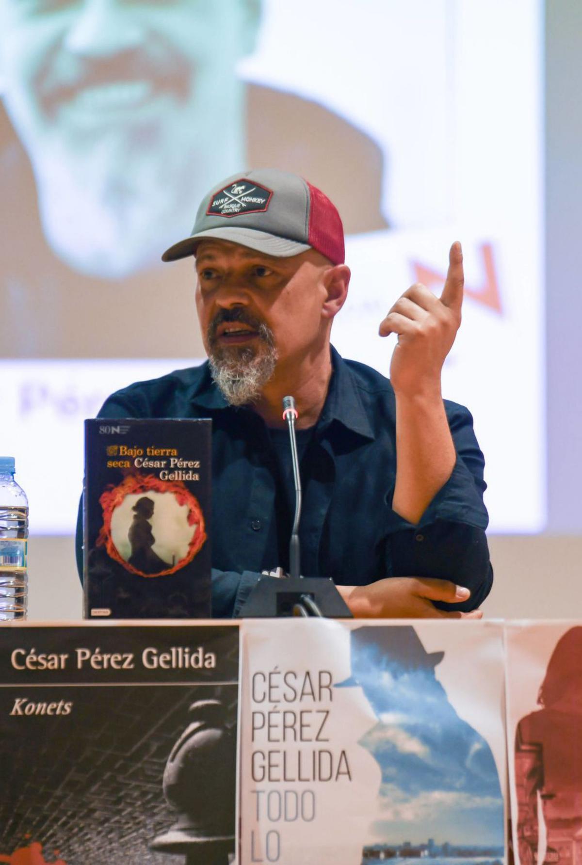 El autor vallisoletano, César Pérez Gellida, durante su charla. | M. A. L.