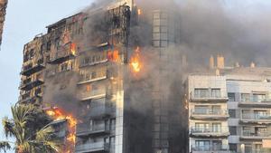 El fuego devora uno de los dos edificios de la avenida Maestro Rodrigo.