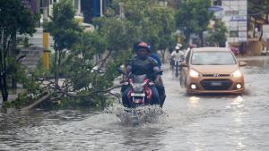 Archivo -    El Centro de Operaciones de Emergencia (COE) de República Dominicana decretó la alerta roja para 22 provincias el huracán María, de categoría 3, seguía azotando con fuertes lluvias el territorio insular, sobre todo en el norte, oeste y cent