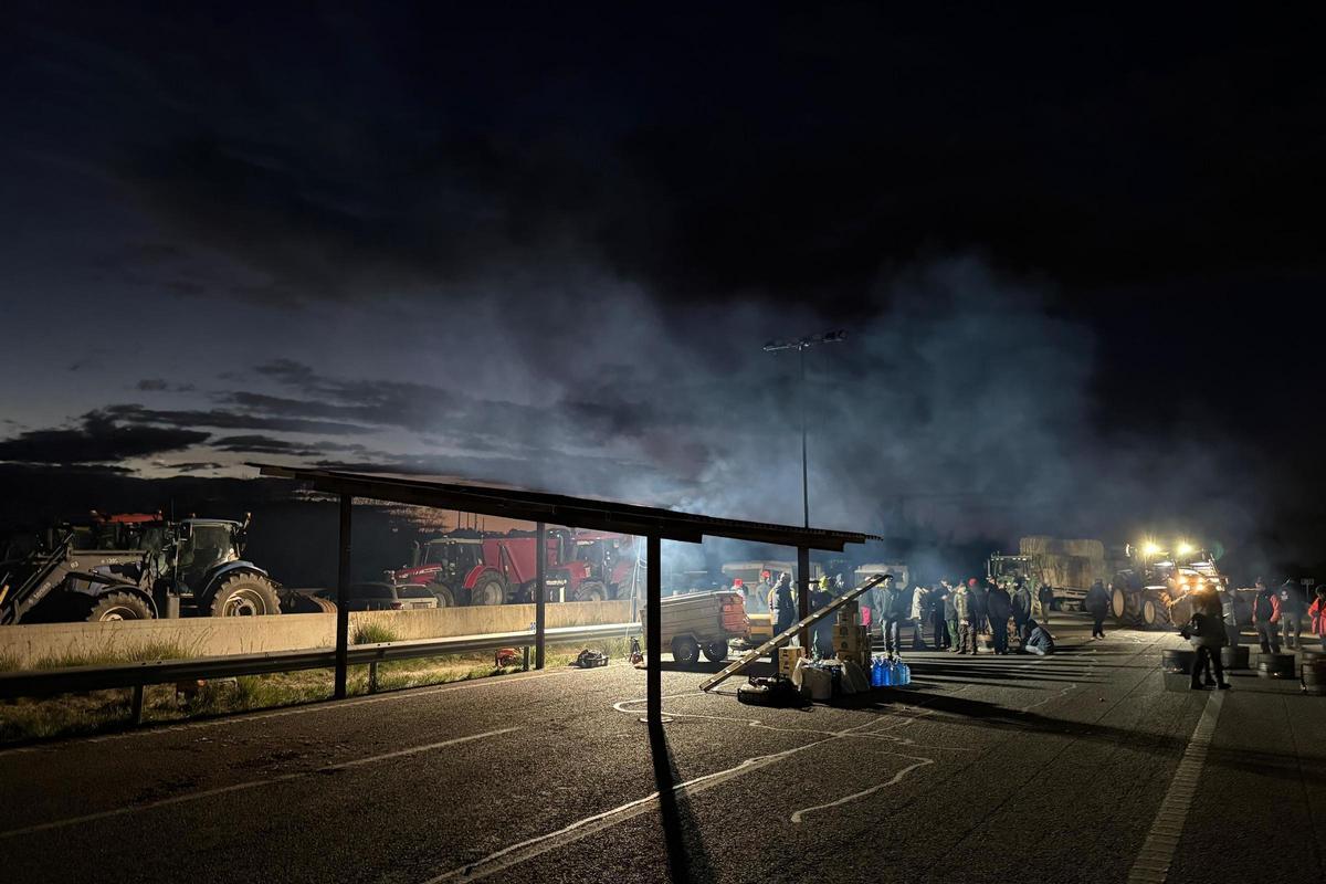 Les fotos del tall dels pagesos a l'AP-7 i l'N-II a l'Empordà