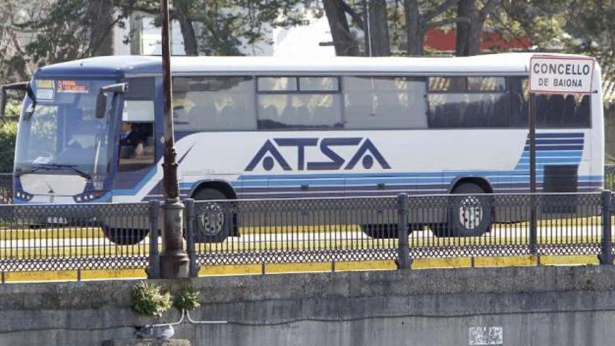 Un vehículo de ATSA que circulaba ayer sobre el puente de A Ramallosa.  // José Lores