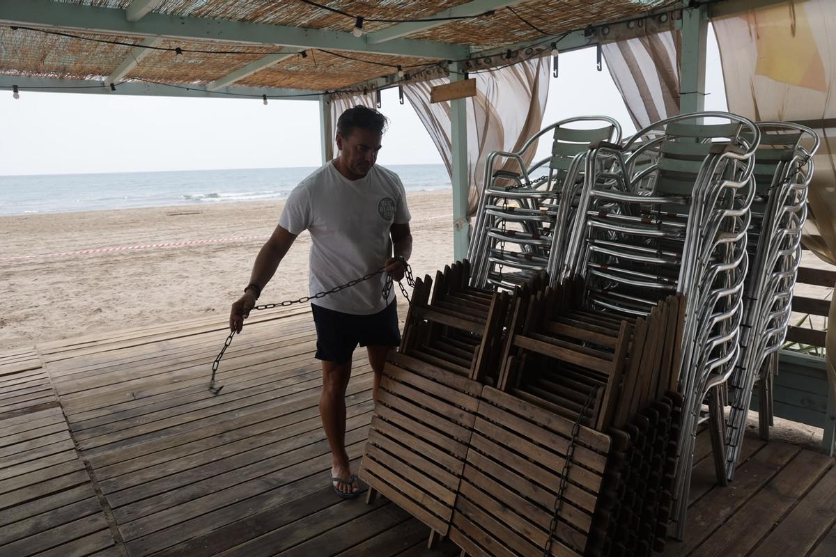 Uno de los chiringuitos afectados por el cierre de las playas en la Pobla de Farnals.