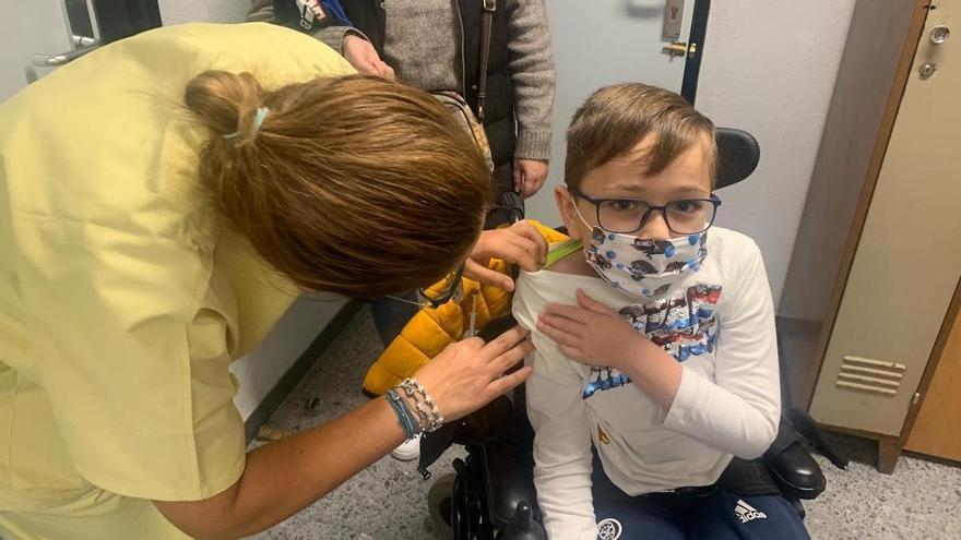 Tiago, entre los primeros niños gallegos en recibir la vacuna del COVID-19