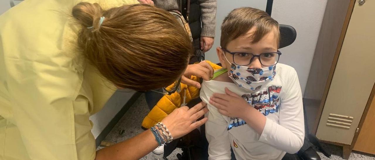 Tiago, entre los primeros niños gallegos en recibir la vacuna del COVID-19