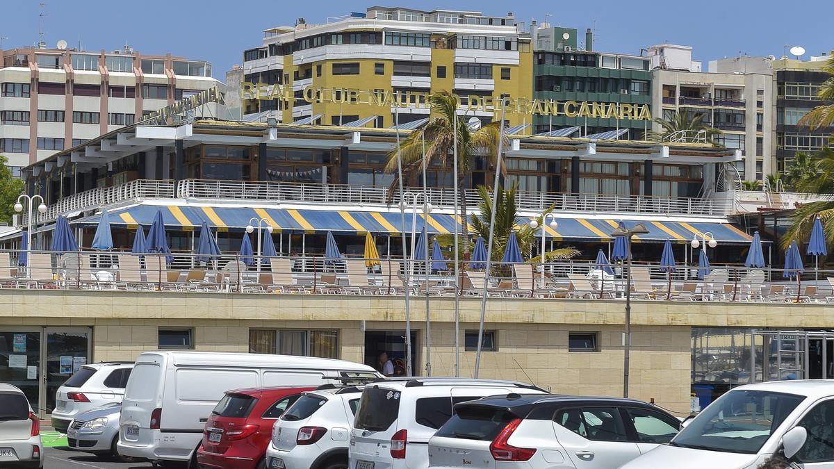 Zona de aparcamiento y solarium del Real Club Náutico de Gran Canaria.