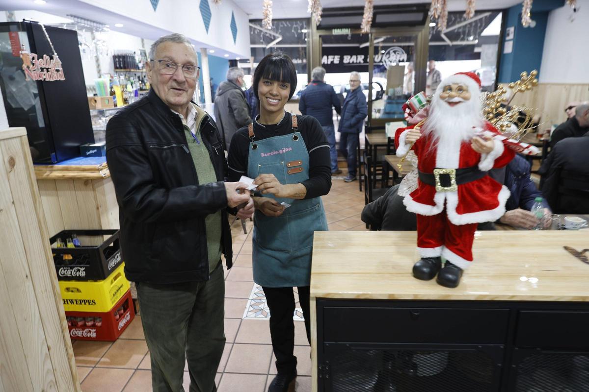 Comprar en las tiendas del barrio tiene premio esta Navidad en Gijón (en imágenes) Comprar en las tiendas del barrio tiene premio esta Navidad en Gijón (en imágenes)