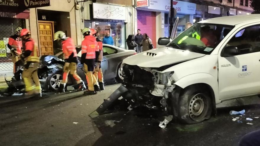 Un aparatoso accidente múltiple deja tres heridos por la noche en la Tenderina