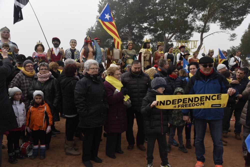 Lledoners s'omple de gegants i gegantons en una trobada inèdita