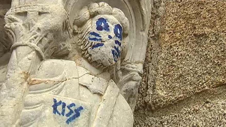 Pintarrajean una escultura de la Catedral de Santiago como si fuera un miembro de &#039;Kiss&#039;