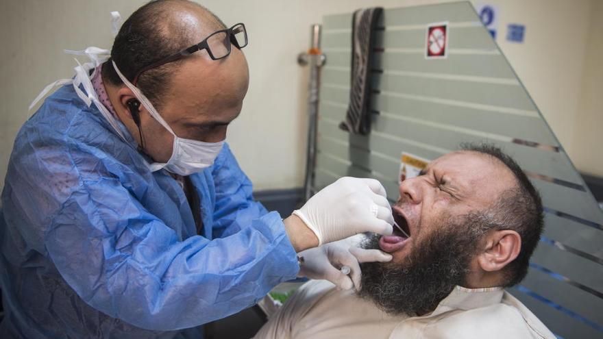 Un doctor realiza el test del coronavirus a un paciente.