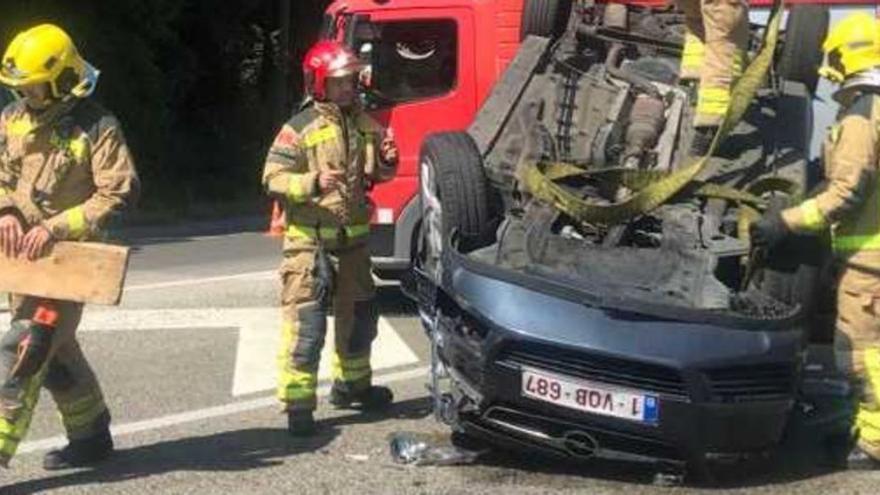 El cotxe implicat va quedar bolcat després de col·lisionar amb el camió. | URIEL CALLOL