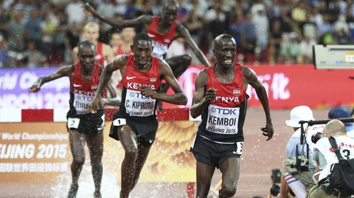 Kemboi lidera la final d’obstacles davant altres tres kenyans. Kemboi lidera la final d’obstacles davant altres tres kenyans.