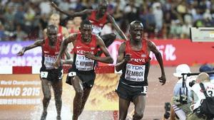 Kemboi lidera la final d’obstacles davant altres tres kenyans.