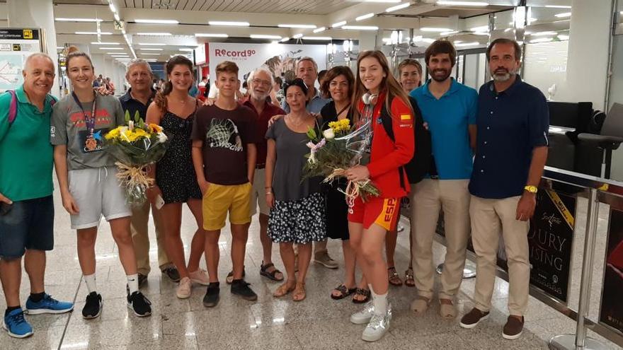 Helena Pueyo y MarÃ­a EspaÃ±a, recibida por familiares y amigos en Son Sant Joan.