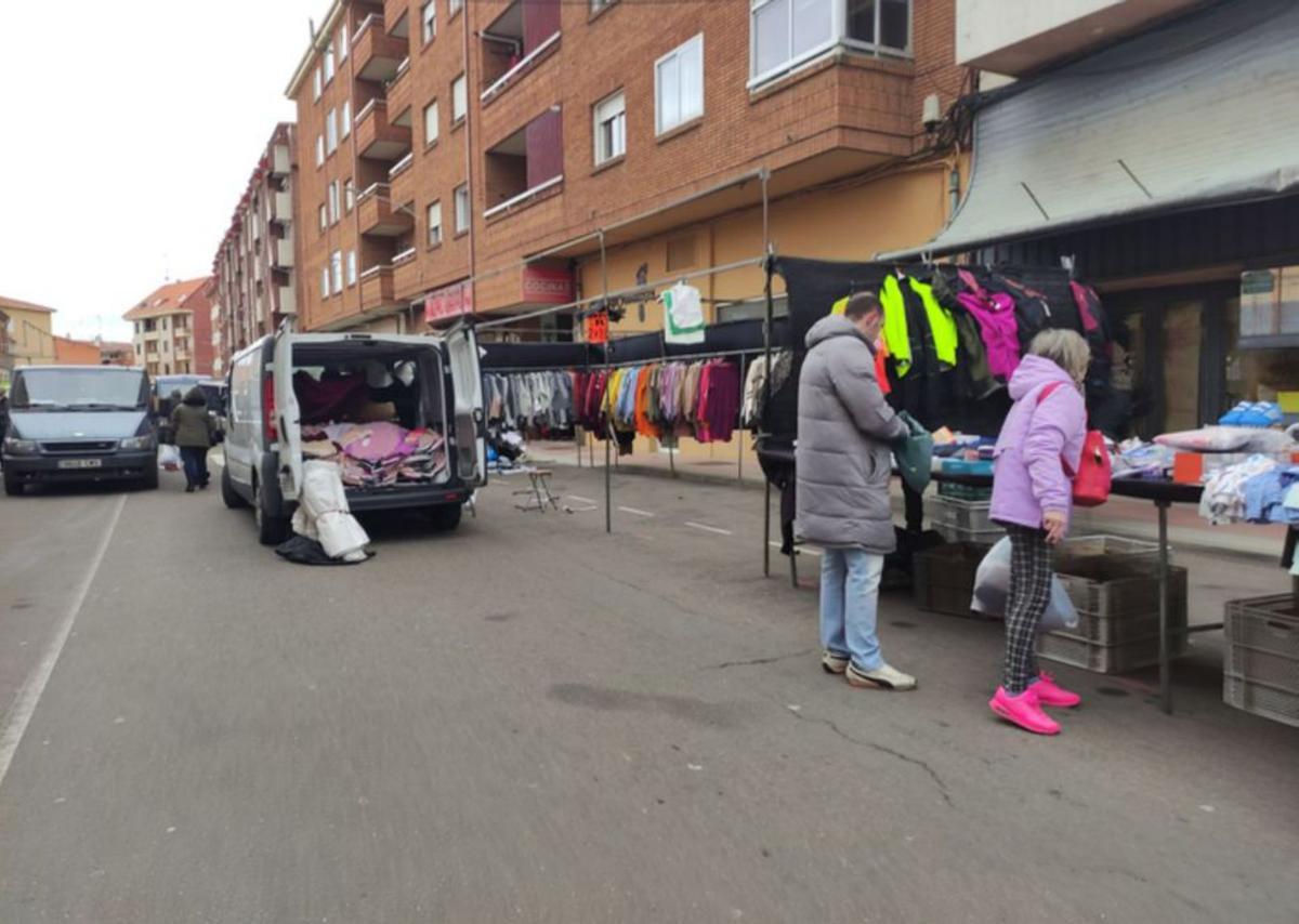 Poca afluencia al mercadillo de esta semana que así recogía los puestos en la jornada del jueves. | E. P.