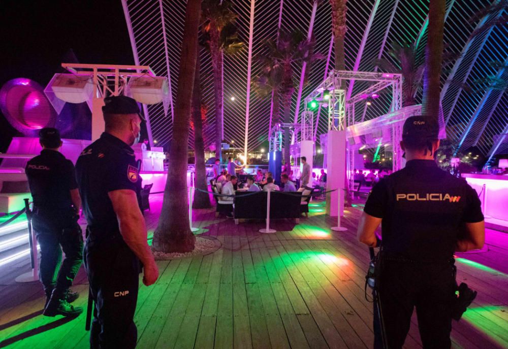 La policía inspecciona pubs y discotecas de València por el coronavirus