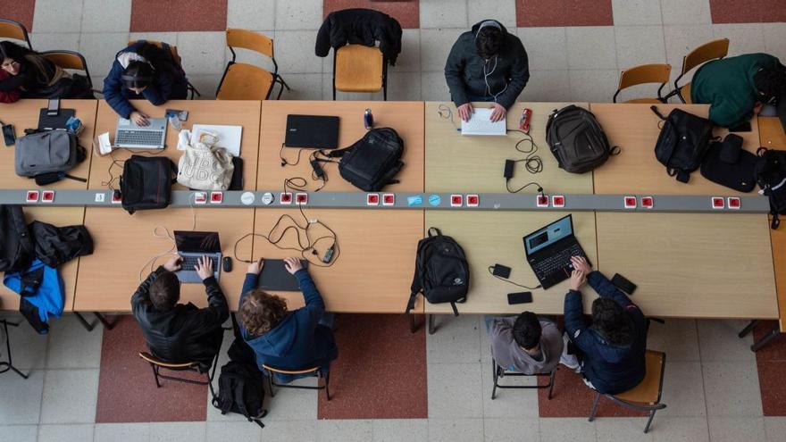 Estudiantes en las mesas de estudio de la Facultad de Informática de A Coruña.   | // CASTELEIRO / ROLLER AGENCIA