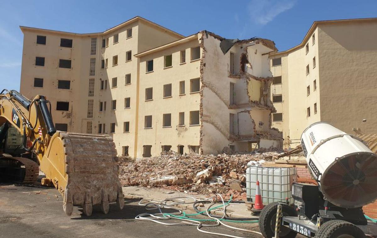 La demolición de la casa cuartel avanza. | L. O.