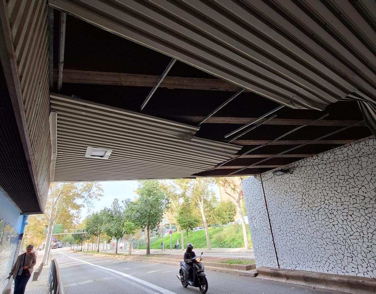 Un camión se llevó parte de la estructura metálica del techo del pont del Dragó, bajo la Meridiana Un camión se llevó parte de la estructura metálica del techo del pont del Dragó, bajo la Meridiana