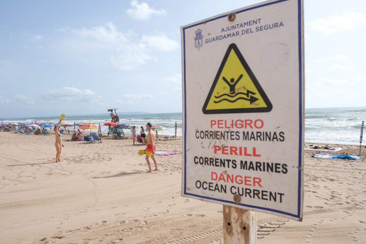 Señalización de advertencia del Ayuntamiento de Guardamar sobre la presencia de corrientes marinas