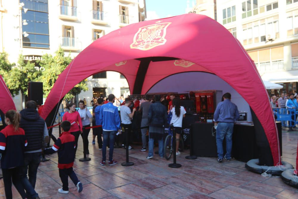 Cientos de aficionados hacen cola durante todo el jueves para fotografiarse con los trofeos de La Roja