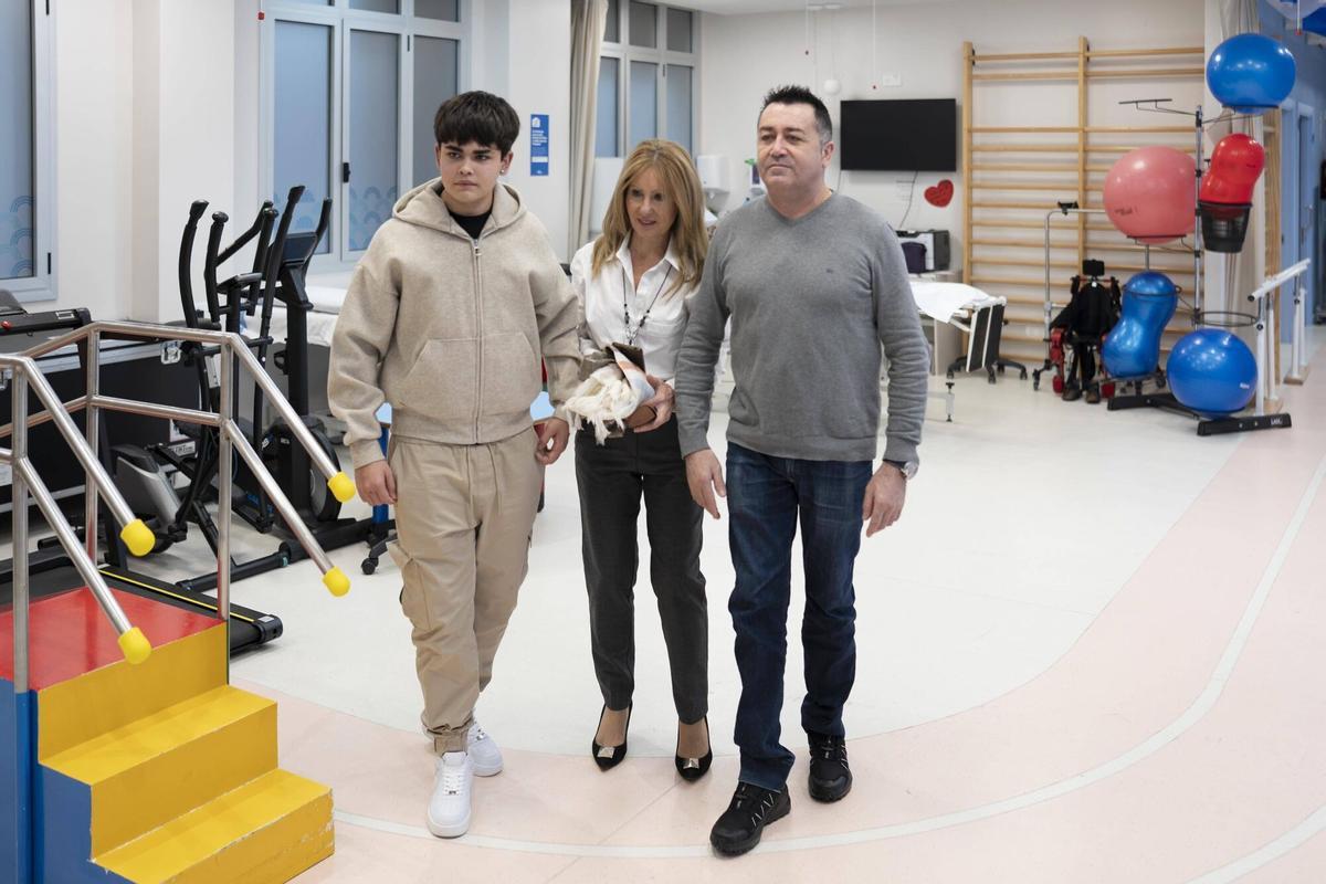 Barcelona 08/01/2026 Neurología del Hospital Vall d'Hebron, recientemente reconocido con el distintivo CSUR para tratar a pacientes pediátricos con trastornos del movimiento como los causados por el Parkinson En la foto, el paciente Darío López, con su madre Noelia Calero y su padre Jaime López Fotografía de Ferran Nadeu