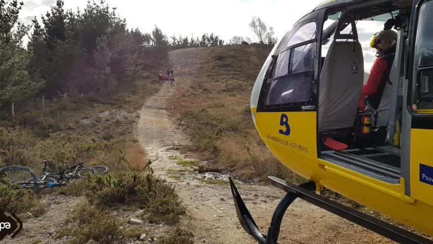 Evacuado en helicóptero un ciclista accidentado en Illas