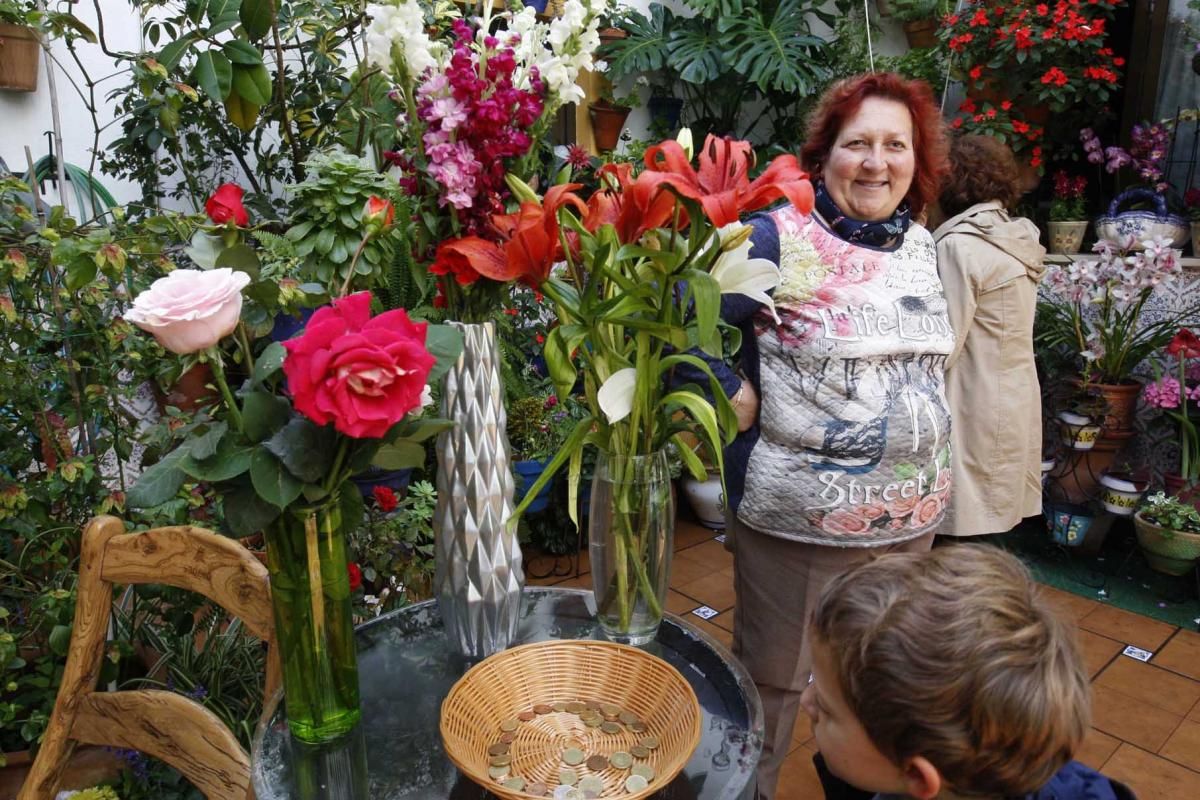 Colas y lluvia en el primer día de Fiesta de los Patios