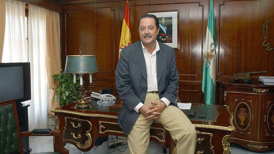 Julián Muñoz, sentado en la mesa de Alcaldía del Ayuntamiento de Marbella.