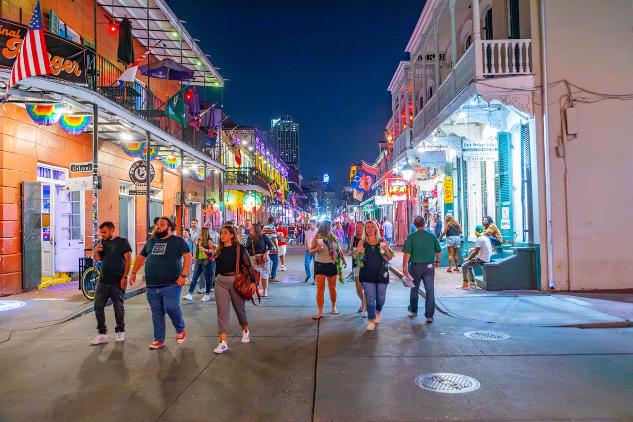 La gente disfruta de los clubes, la música, la vida callejera en la calle Bourbon en el barrio francés de Nueva Orleans por la noche