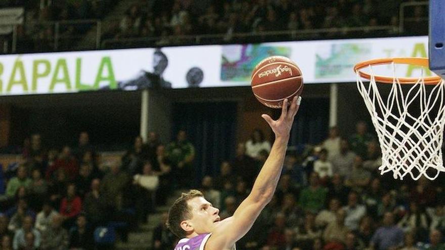 Nedovic se dispone a convertir una bandeja ante el Manresa.