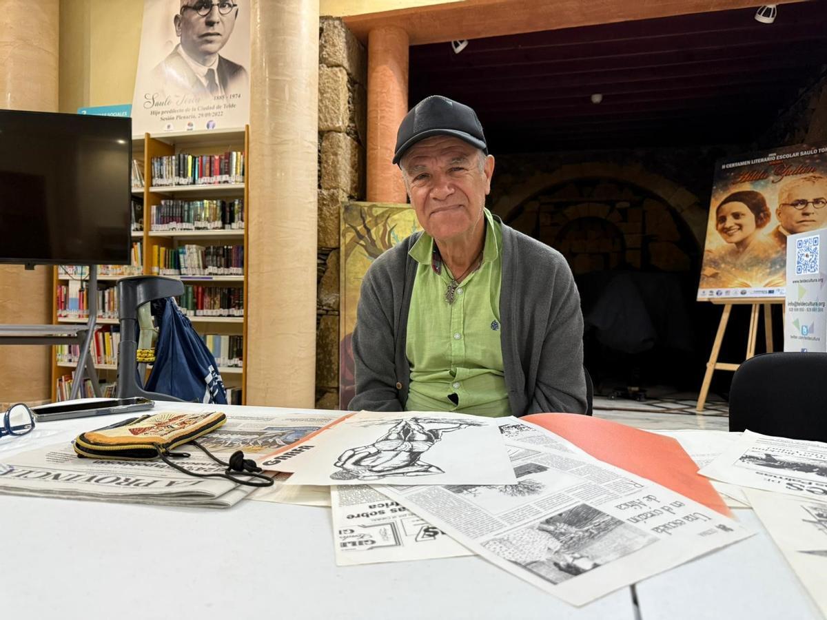 Garfa con algunos bocetos en la biblioteca del parque Arnao de Telde