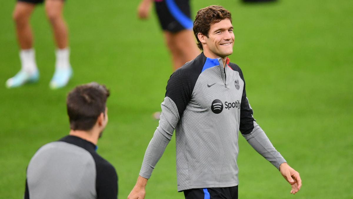 Marcos Alonso, en el entrenamiento del Barça en el estadio del Inter