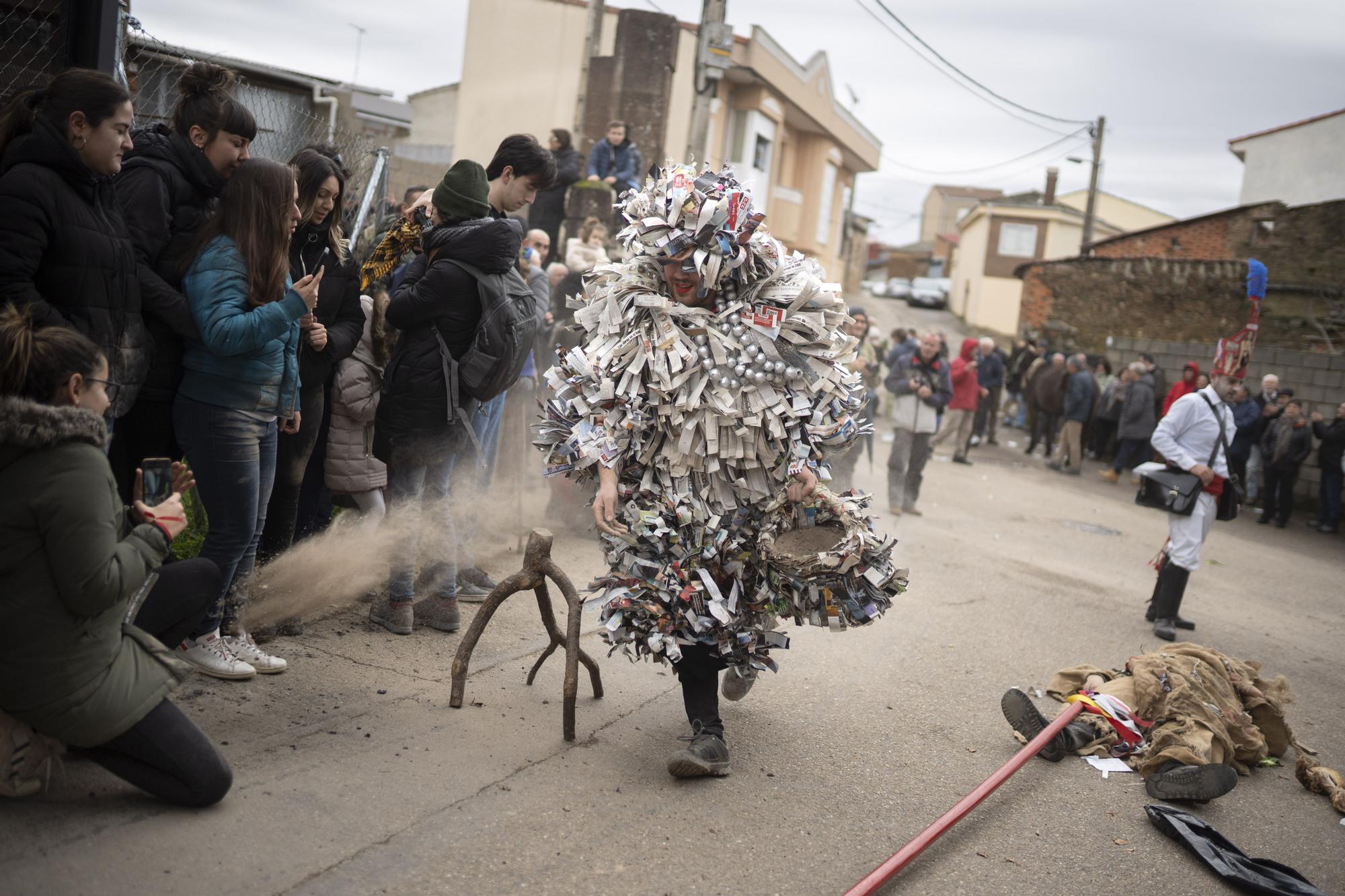 GALERÍA |  Los Carochos recorren las calles de Riofrío de Aliste