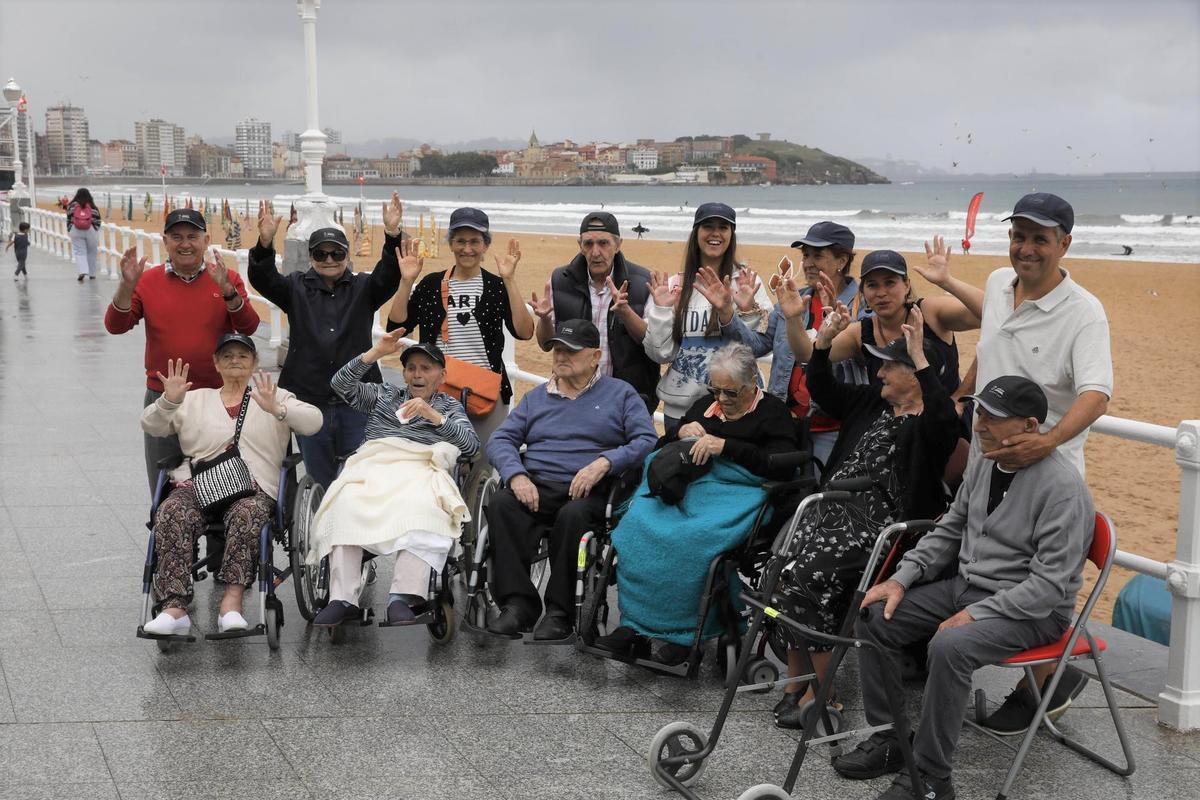 Mayores de la residencia de ancianos de Peleas de Abajo ven por primera vez el mar en Gijón