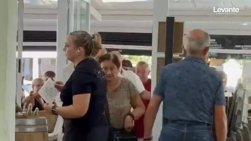 El bar que trae "cola" en la playa de Xeraco: La cultura del "esmorzar" reúne una media de 300 personas cada día